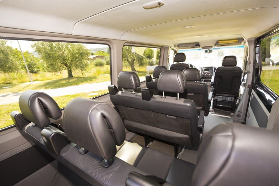 Sedili singoli in pelle all'interno del Mercedes Sprinter